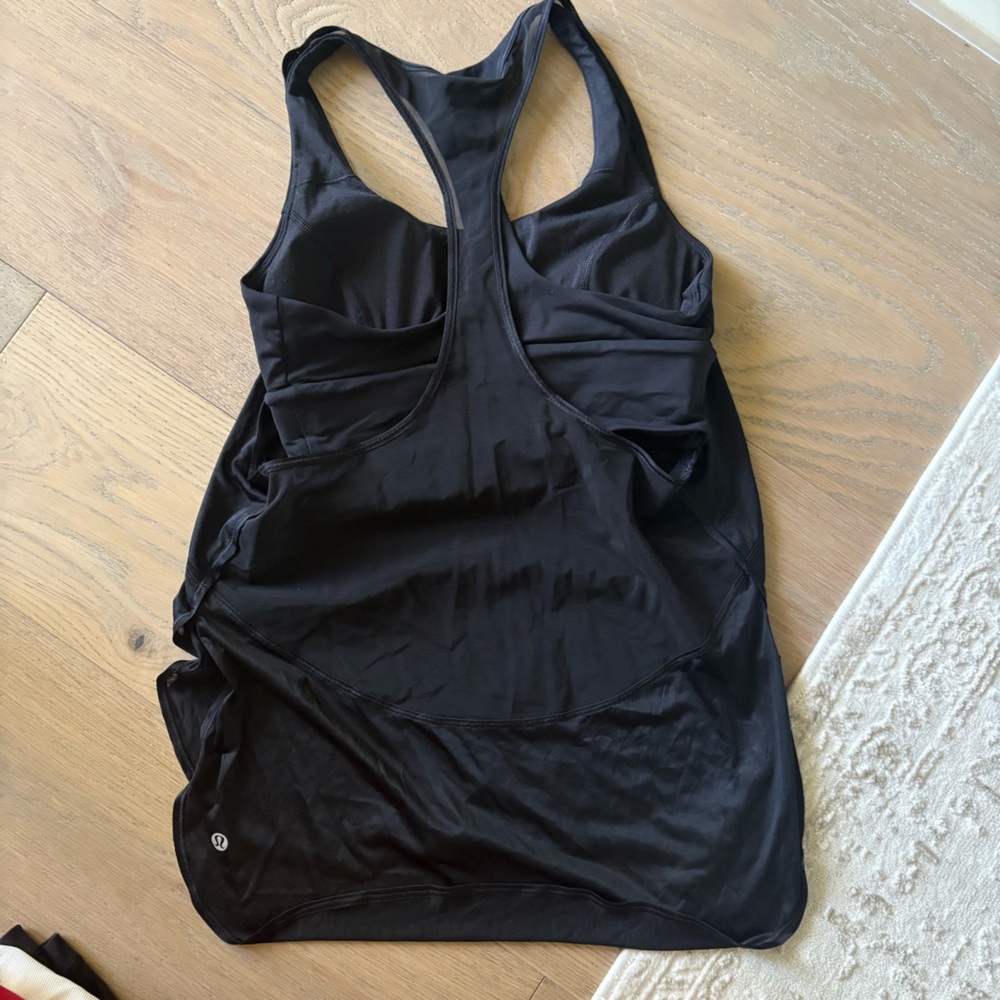 Lululemon top with built in bra size 6! Worn once. Like new